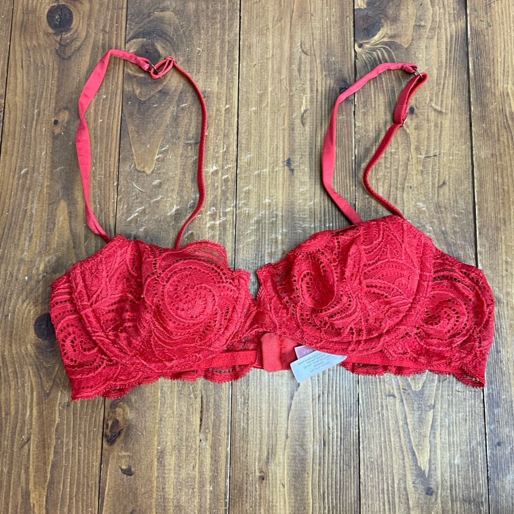 Victorias Secret very sexy push up with out padding red lace bra size 34A